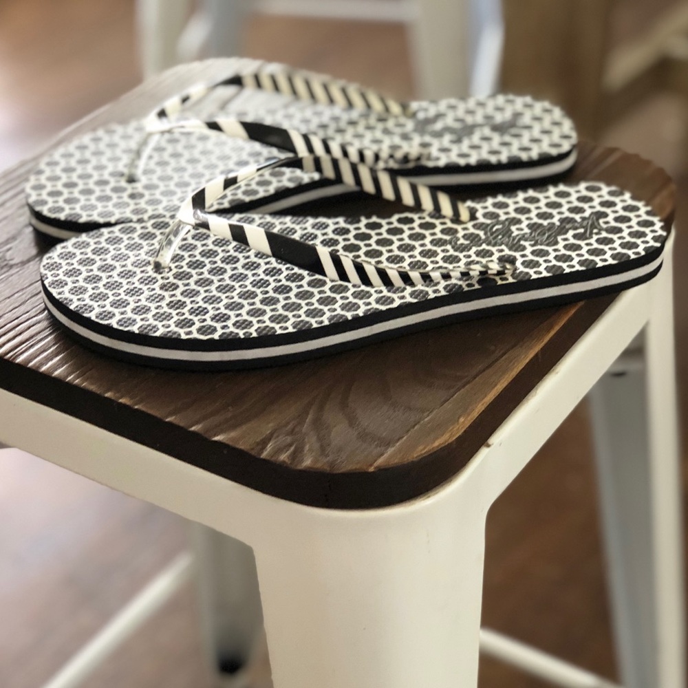 Vera Bradley Flip Flops, Black/White, size 9/10